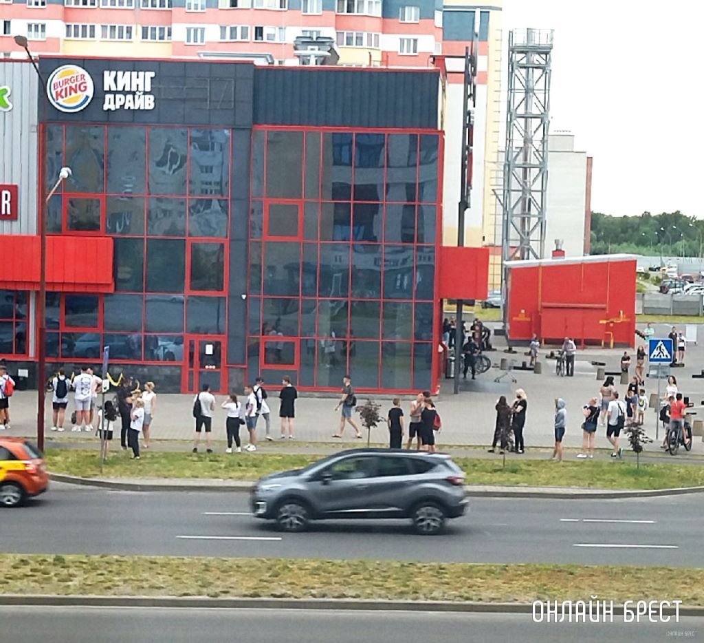 В Бресте эвакуировали людей из гипермаркета Green на улице Махновича