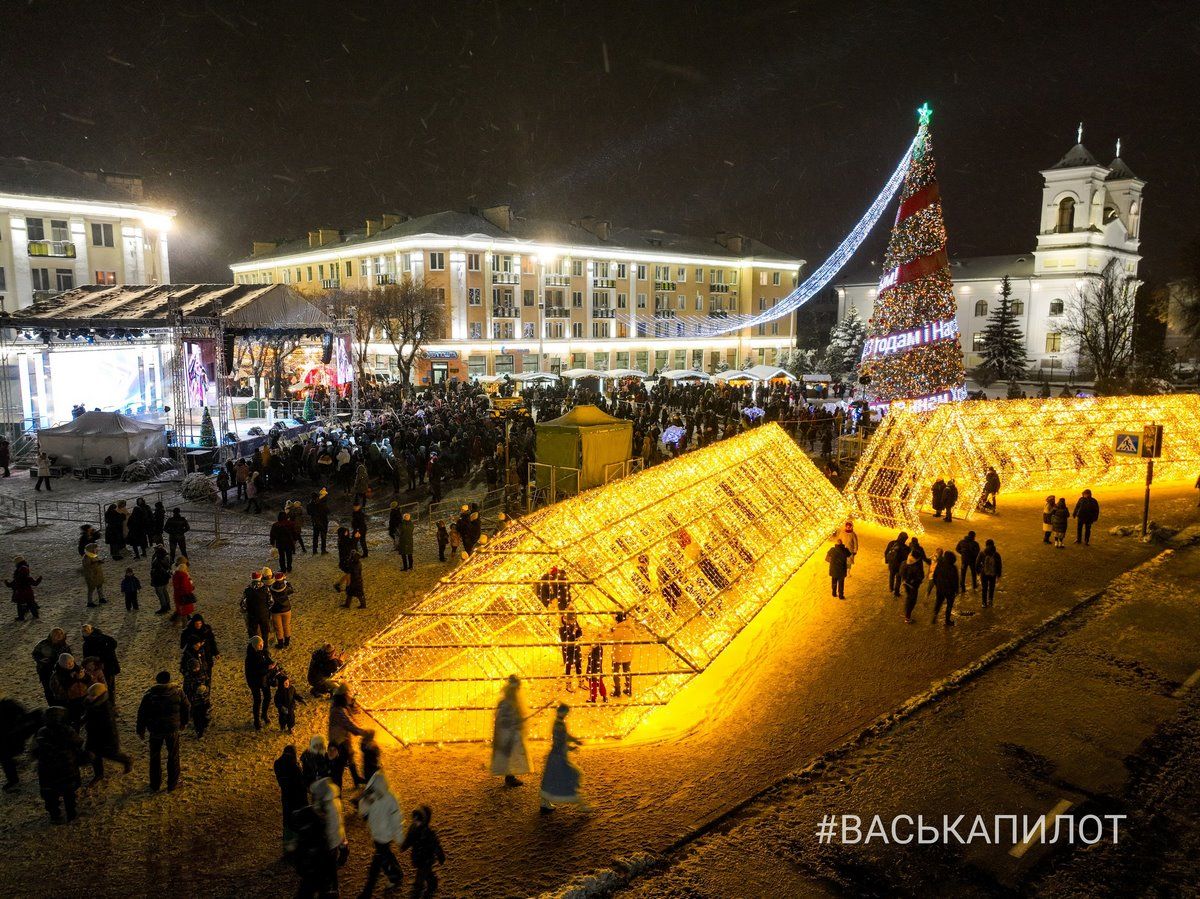 Главная ёлка Бреста и немного снежного города