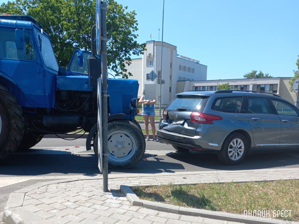В Бресте произошло ДТП. Съезд с моста, около парка культуры и отдыха