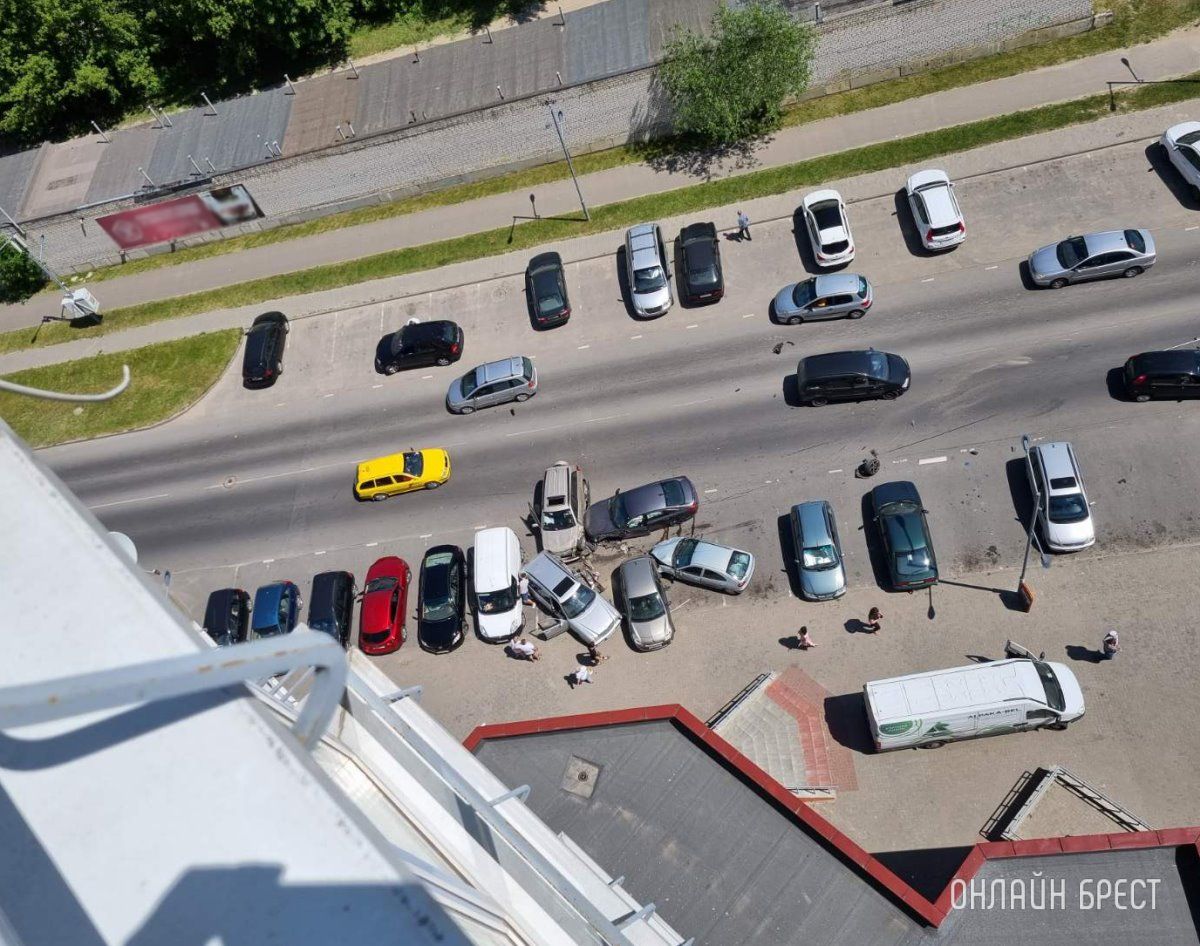 Читатель: Жесть! На Гоголя в Бресте произошло серьёзное ДТП. Пострадали несколько машин
