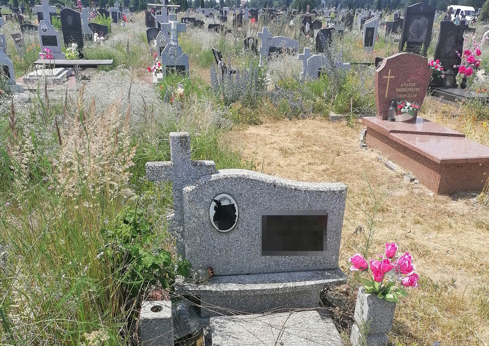 Читатель: Брест, Плоска. Что случилось с фотографиями на памятниках? Завелись вандалы или?