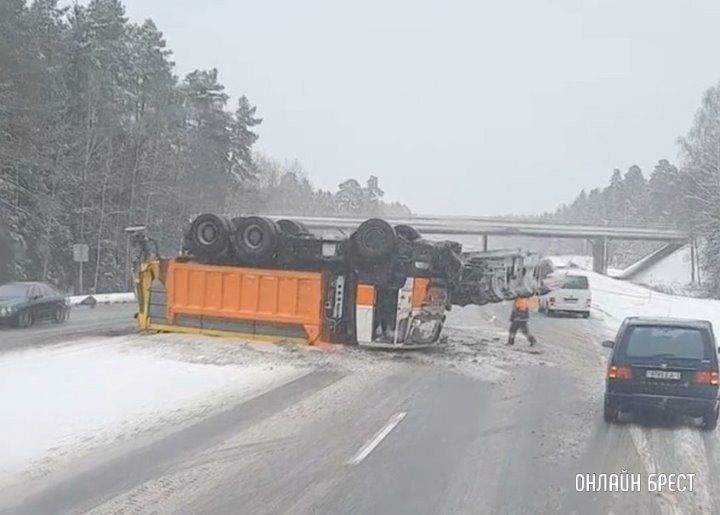 Читатель: Как так? Грузовик дорожников перевернулся на трассе М1 (Брестская область, Ивацевичский район)