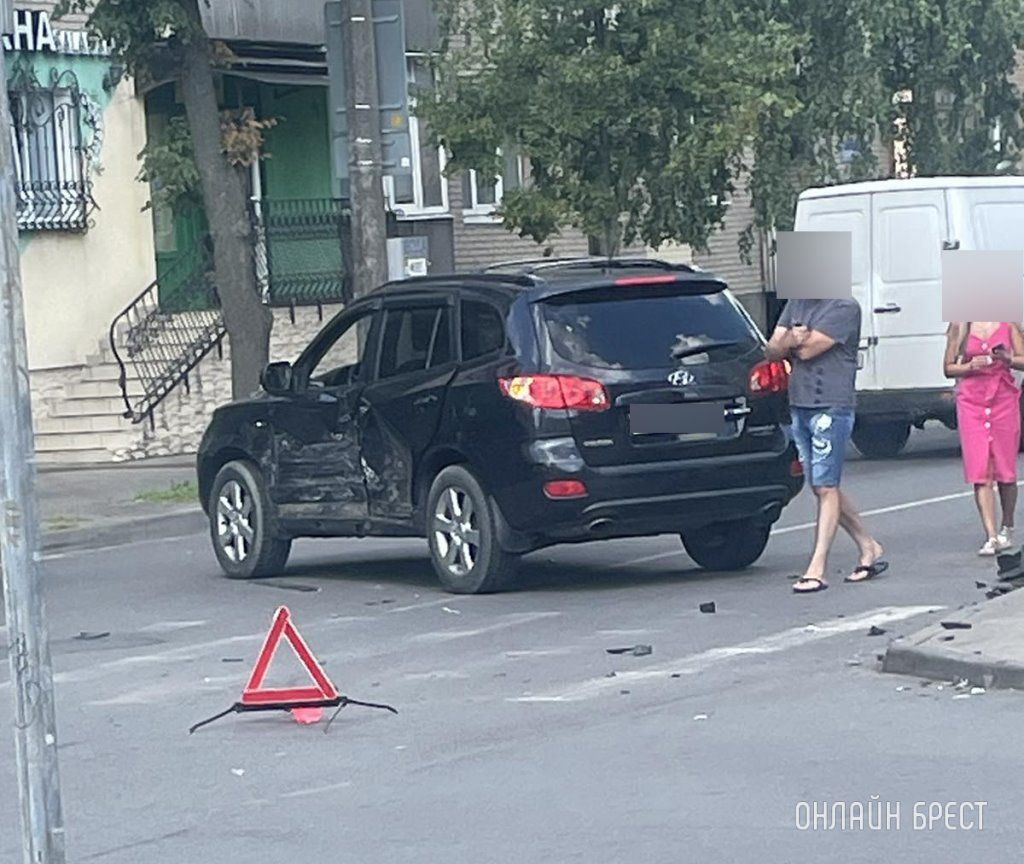 Читатель: В Бресте на перекрёстке улиц Пушкинская-Кирова столкнулись автомобили