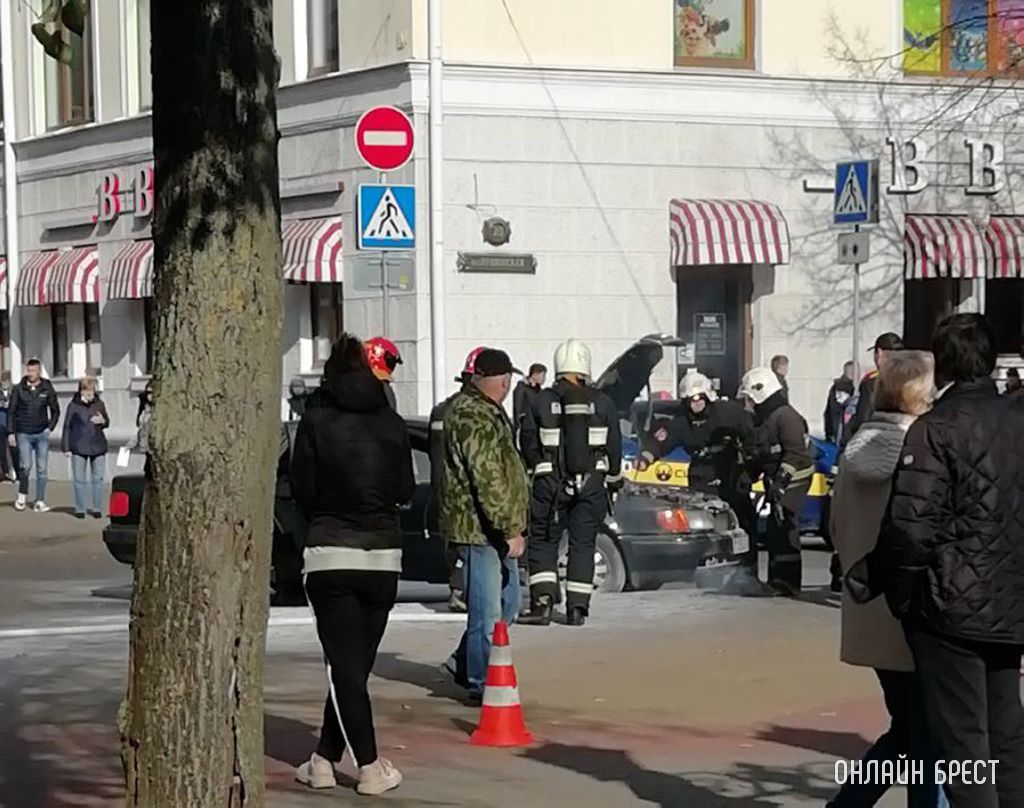 Очевидец: Сегодня в Бресте на Советской горел автомобиль