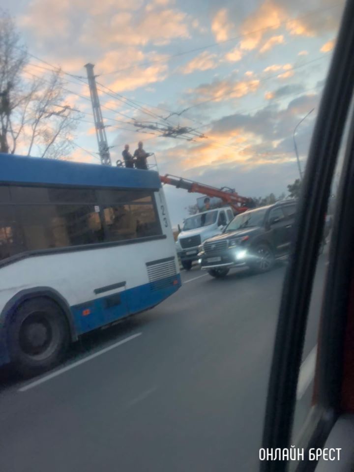 Читатель: Кто-нибудь знает, что происходит на Московской возле ледового?