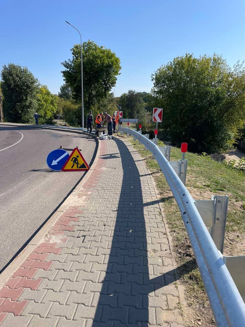 Специалистами КУП «Брестское ДЭП» ведется установка барьерного ограждения на спуске с путепровода по улице ГОБК