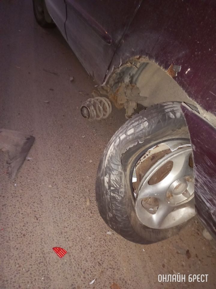 Читатель: В Бресте на Папанина неизвестный водитель въехал в машину и уехал с места происшествия