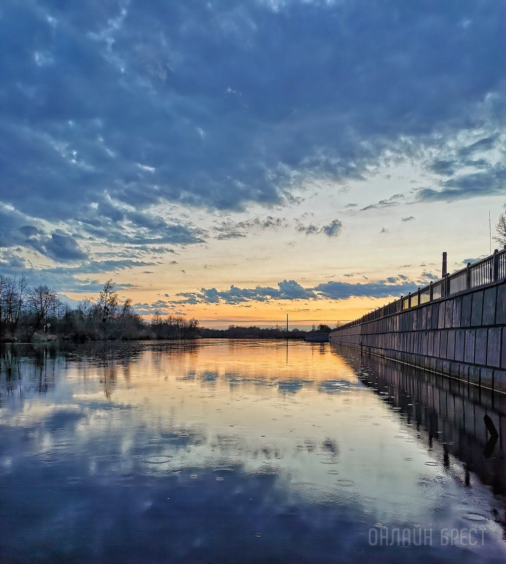 Читатель: Набережная Бреста. Фото сделаны вчера перед грозой