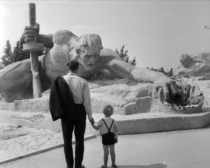 Монумент «Жажда» в Брестской крепости, сентябрь 1971 год