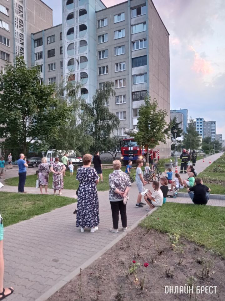 Брест, ул.Волгоградская, 38. Пока не известно, что произошло. Спасатель поднялся по лестнице на 9 этаж, затем подъехала скорая