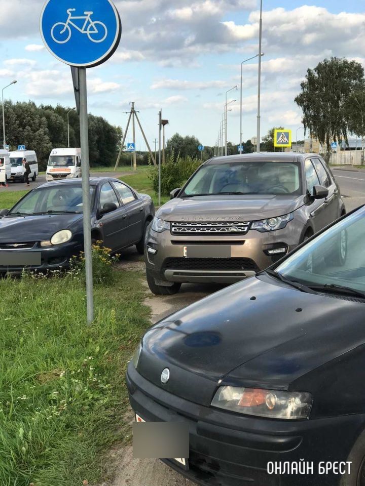 Вот так водители оставляют автомбили на велодорожке. Брест, Катин Бор, возле Санты