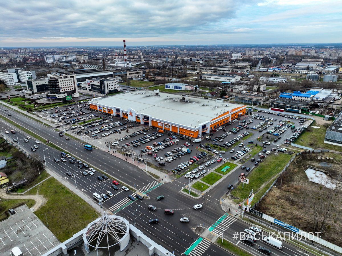 Почти все места возле магазинов заняты. Парковки Бреста перед Новым годом