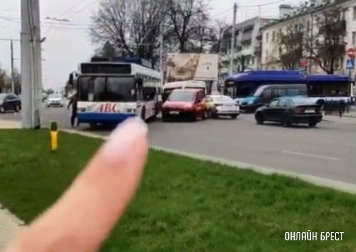 Читательница: Троллейбусы стоят. В центре Бреста ДТП