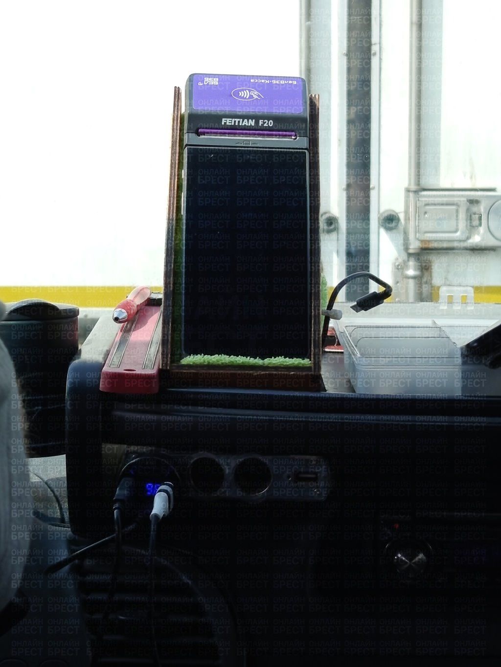 Читатель: В Бресте в 10-й маршрутке был замечен новый кассовый аппарат, на котором, согласно фото, можно теперь оплатить картой