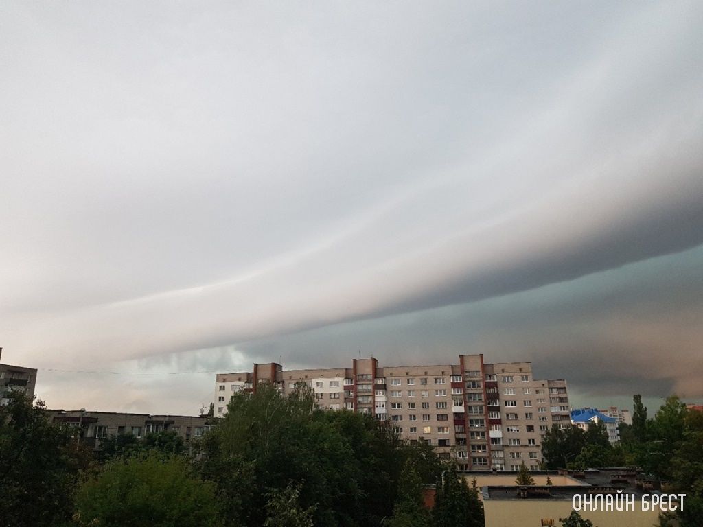 Ещё несколько фото утреннего неба над Брестом, снятые читателями сегодня