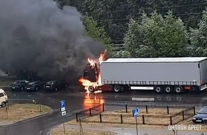 Фура горит