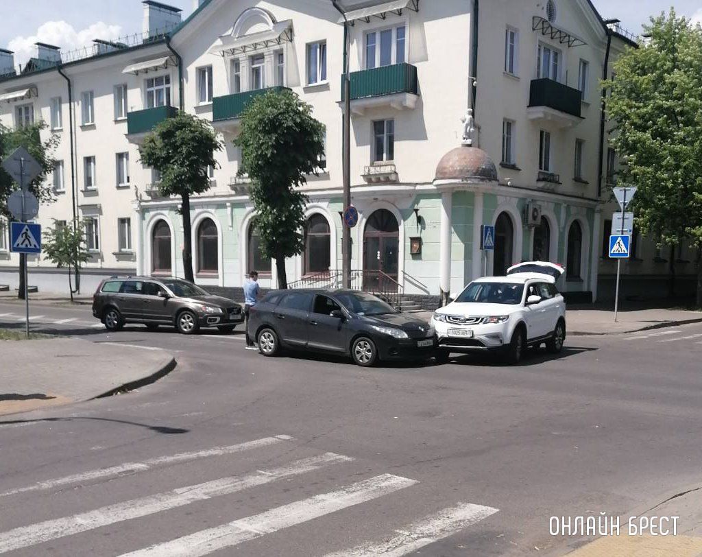 Очевидец: Сегодняшние ДТП в Бресте. Первое фото на Пушкинской-Кирова, а второе на Суворова