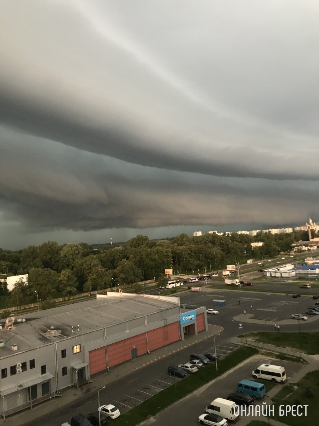 Ещё несколько фото утреннего неба над Брестом, снятые читателями сегодня