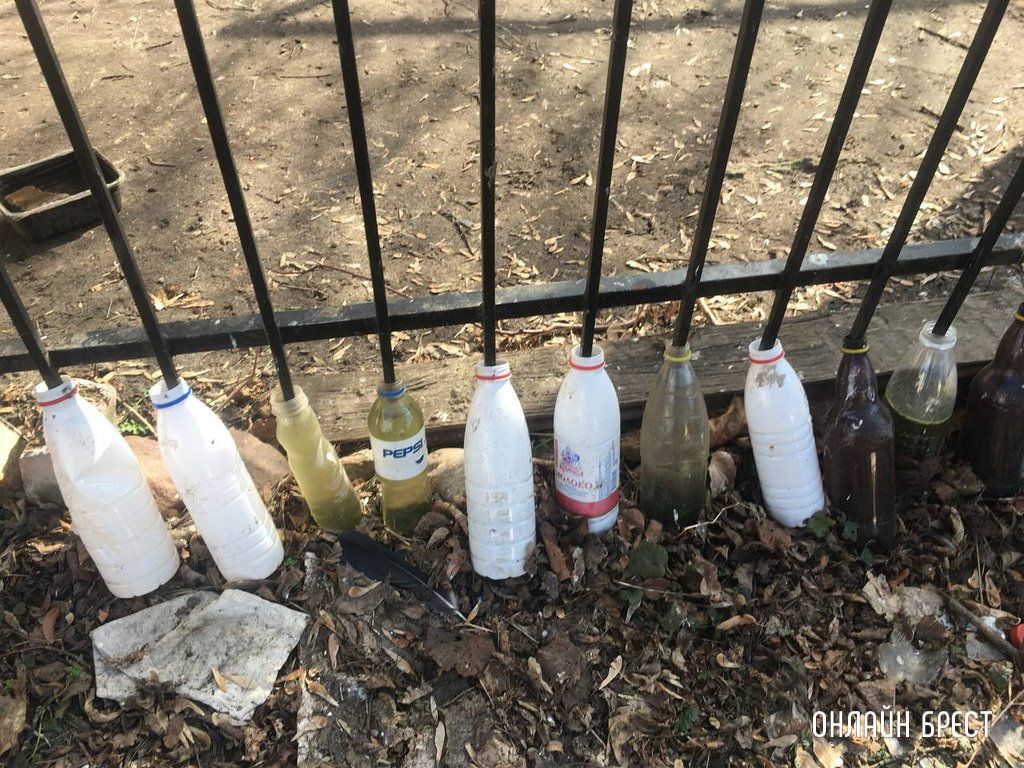 Читатель: В одном из дворов Бреста. Зачем это сделано?