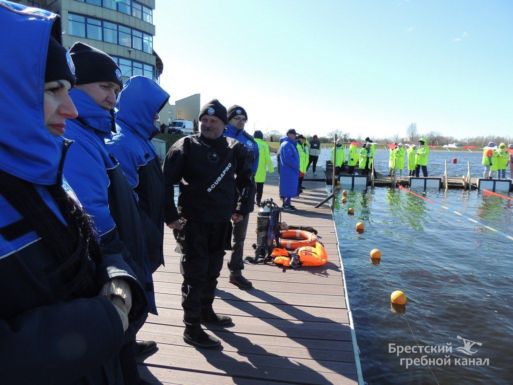 В Бресте начались соревнования по зимнему плаванию