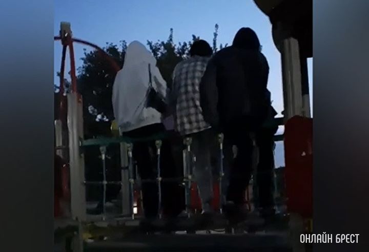 Молодёжь на детской площадке на Набережной Бреста