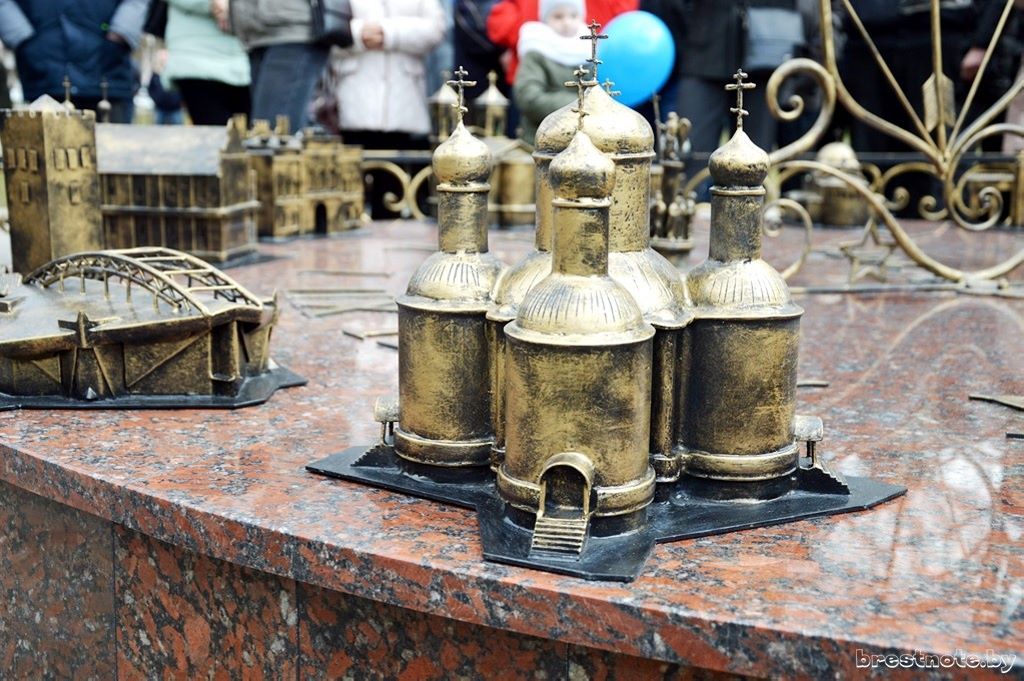 Посмотрите, что стало с солнечными часами на Набережной в Бресте