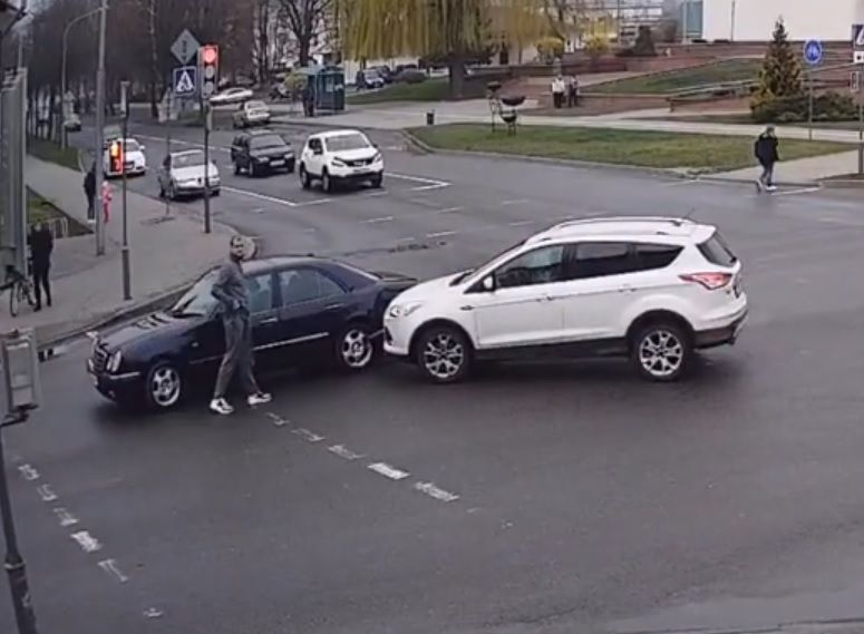Появилось видео, как сегодня в Бресте на Гаврилова столкнулись две легковушки.