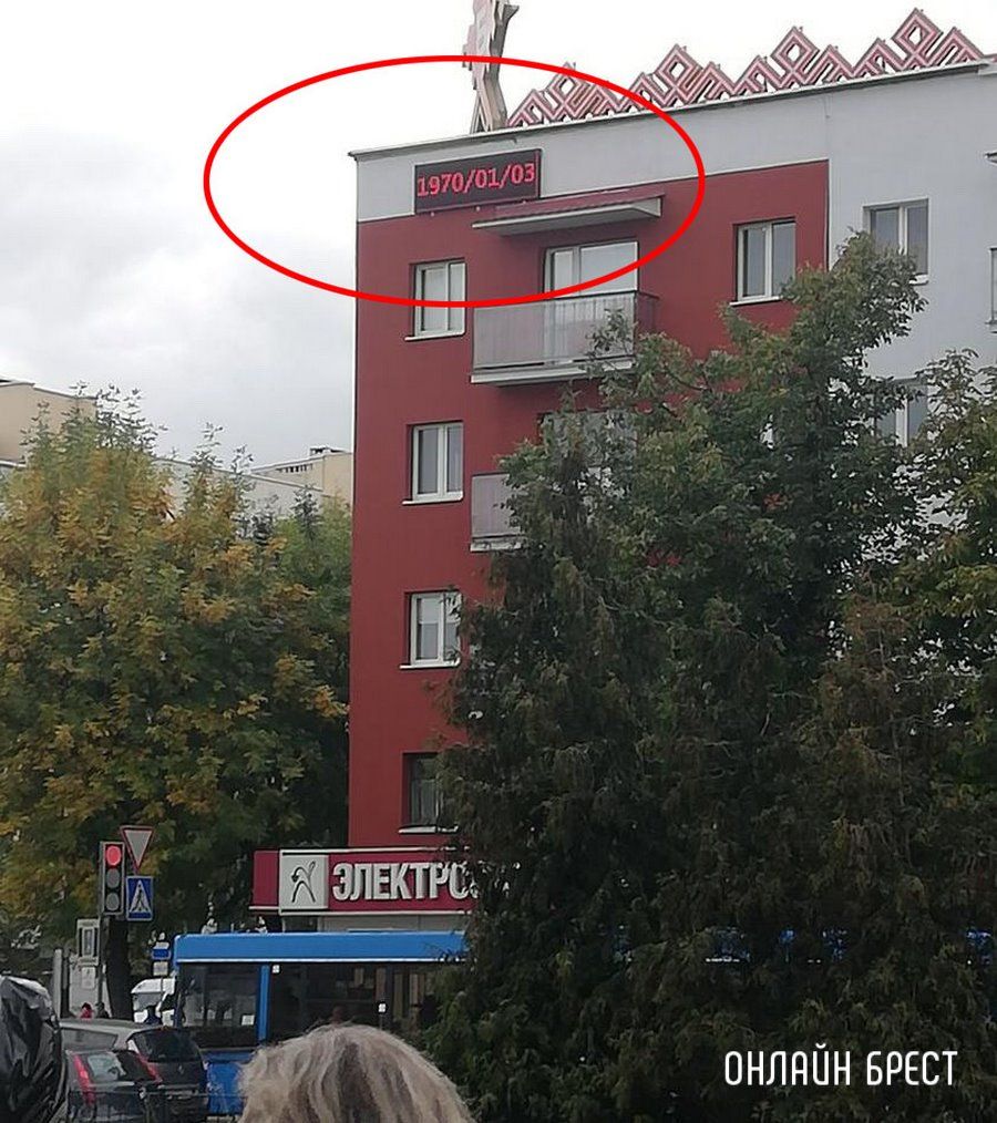 Читатель: Сегодня часы на бульваре показывали не то время :)