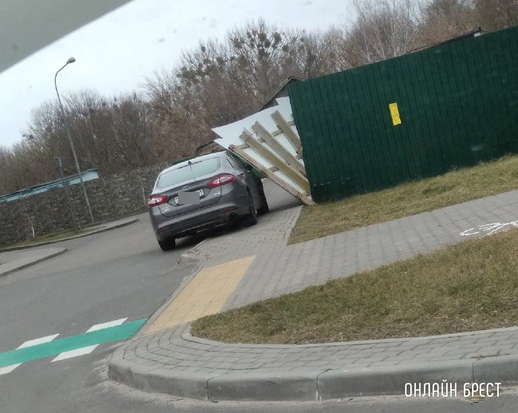 Читатель: Вот что натворил сильный ветер в Бресте