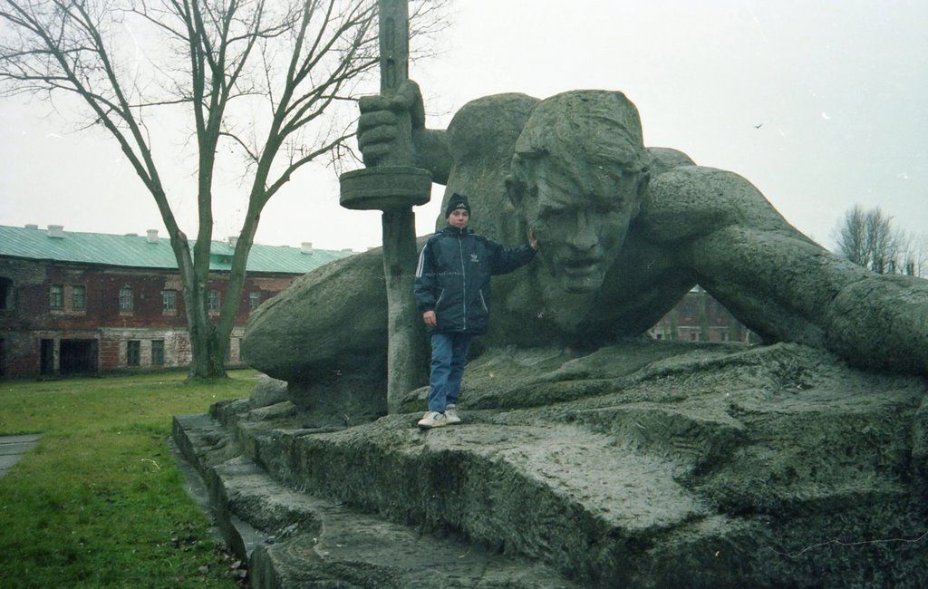 Скульптурная композиция «Жажда» в Цитадели Брестской крепости, 1998 год