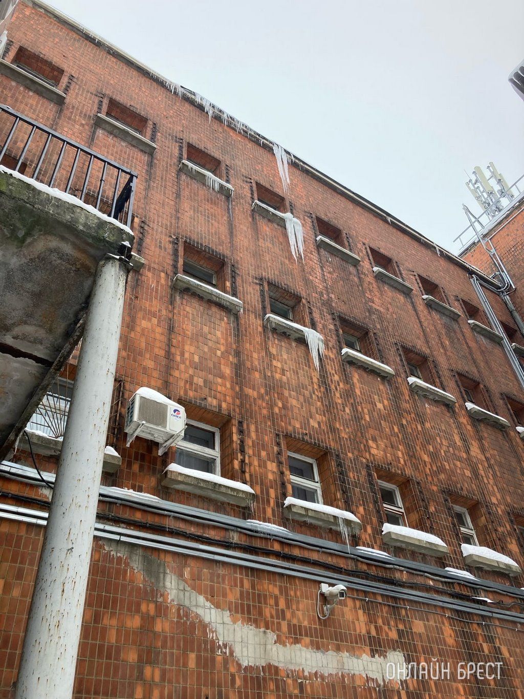 Читатель: Брест. Огромные сосульки висят на здании. Здесь ходят люди и стоят машины. Очень опасно!