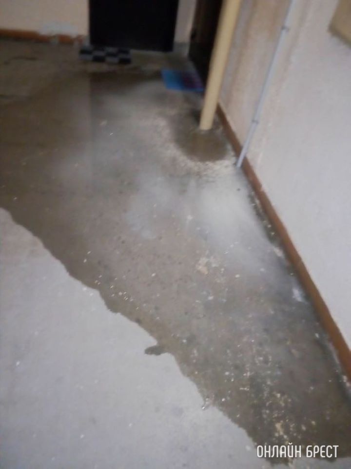 А вот такое «озеро» на площадке после очередного дождя. Брест, ул. Суворова