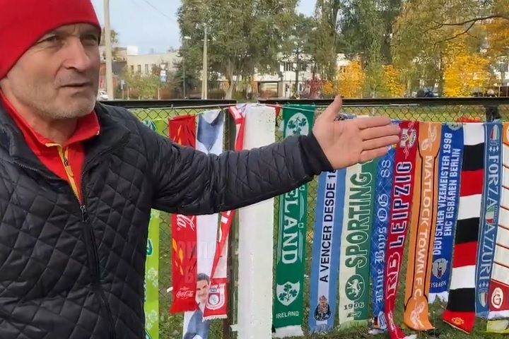 Читатель: Житель Бреста показал большую коллекцию футбольных шарфов