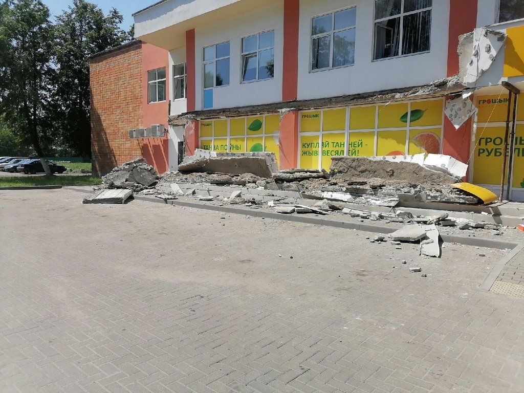 В Пинске в Жилгородке, возле магазина Грошик, упал балкон