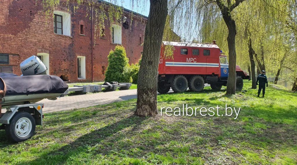 Красят танки и достают из воды деревья в Брестской крепости