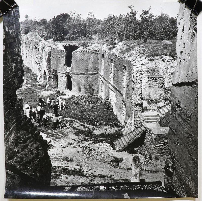 Вид с Тереспольских ворот на разрушенную полубашню оборонительной казармы цитадели. Брестская крепость, 1970-е