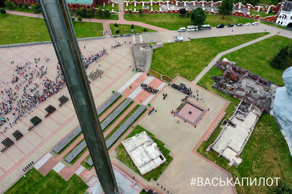 В Брестской крепости возложили цветы к Вечному огню