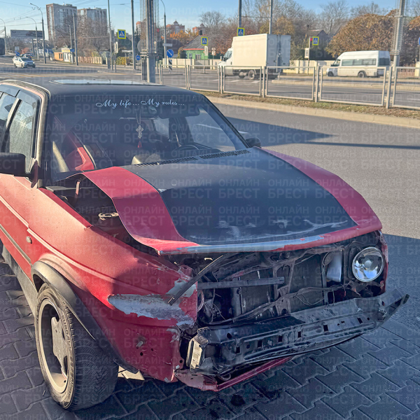 Читатель: Видео, как сегодня в Бресте на Кобринском путепроводе произошло ДТП