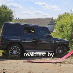 Очевидец: В Бресте Mercedes оказался в кювете. Подробности неизвестны