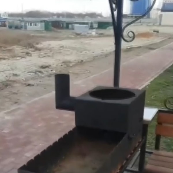 В интернете набирает просмотры видео брестчанина, который удивился тому, что во дворе установили мангалы