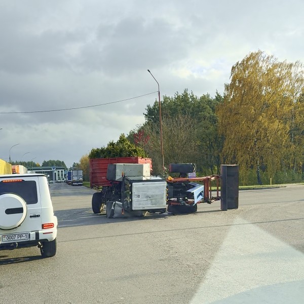 Читатель: Трактор лёг на бок на Рябцева в Бресте. Видео снято вчера