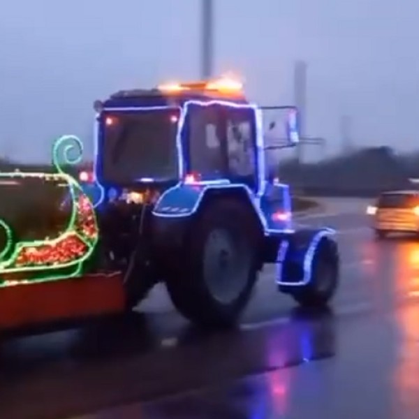 На улицах Бреста замечен праздничный тракто