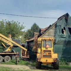 На Комсомольской в Бресте начали демонтировать старые деревянные постройки