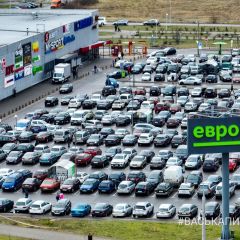 Почти все места возле магазинов заняты. Парковки Бреста перед Новым годом