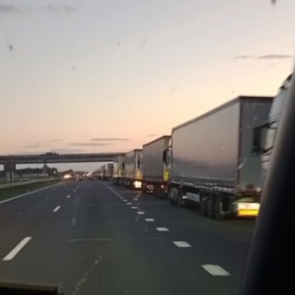 Читательница: Вот такая очередь на Козловичи по трассе М1 от д Хабы