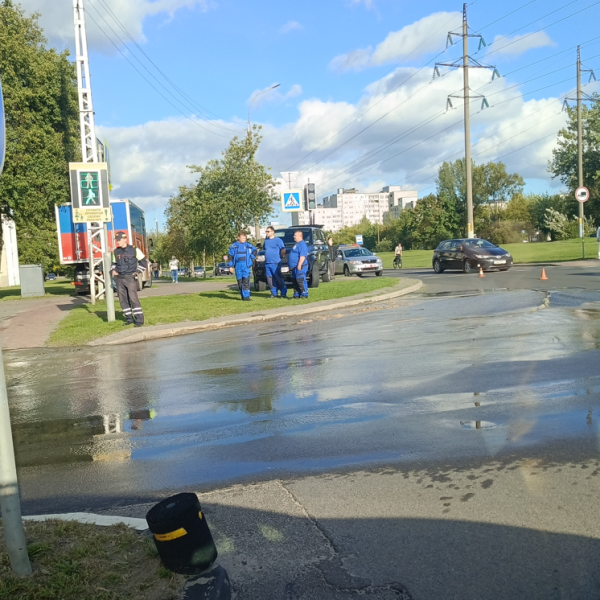 Читатель: Сегодня на перекрёстке улиц Гаврилова и Орловской в Бресте произошёл прорыв: вода хлынула из-под асфальта