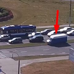 У микроавтобуса отказали тормоза? Смотрите видео из Бреста