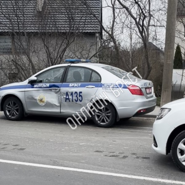 Читатель: В Бресте на Дубровке автомобиль милиции попал в ДТП