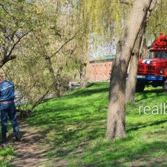 Красят танки и достают из воды деревья в Брестской крепости