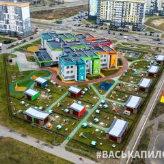 Показывает с высоты строительство большого микрорайона в южной части Бреста